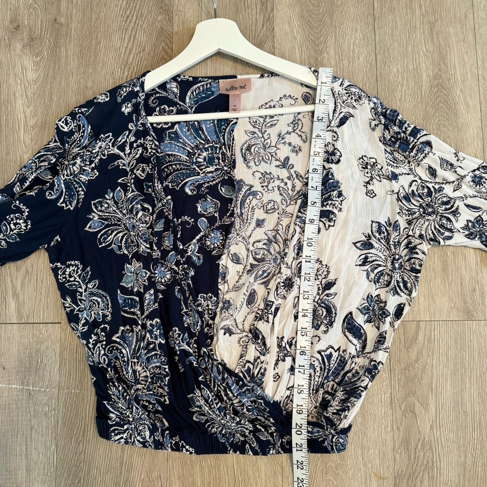 Willow & Root Juniors Medium Two Tone‎ Long Belle Sleeve Floral Top Blue White - Picture 8 of 9